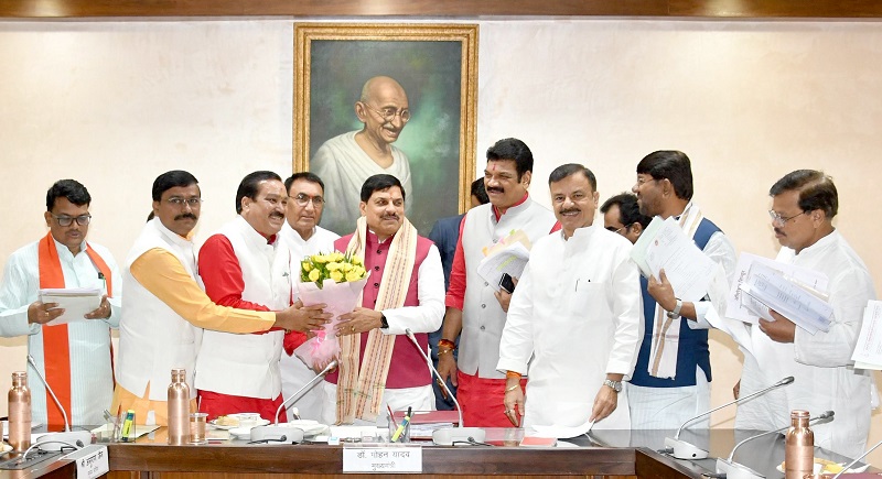 विक्रमादित्य वैदिक घड़ी स्थापित करने पर कैबिनेट के सदस्यों ने मुख्यमंत्री डॉ. मोहन यादव का माना आभार विक्रमादित्य वैदिक घड़ी स्थापित करने पर कैबिनेट के सदस्यों ने मुख्यमंत्री डॉ. मोहन यादव का माना आभार