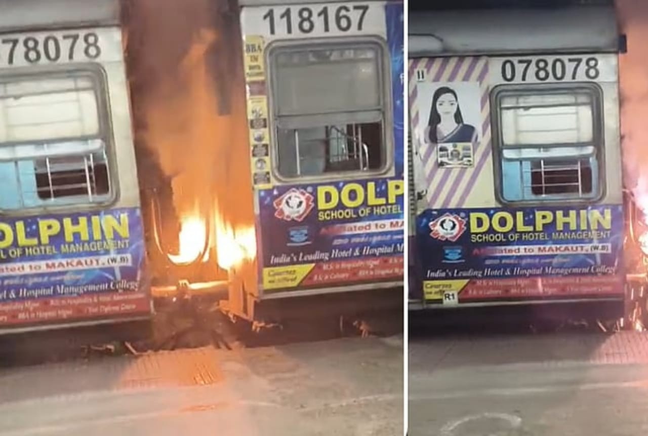 हावड़ा बर्दवान लोकल ट्रेन में लगी आग हावड़ा बर्दवान लोकल ट्रेन में लगी आग