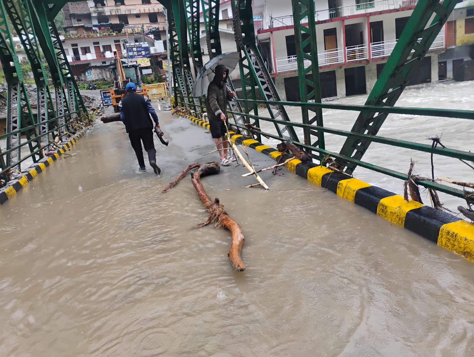 स्यानाचट्टी में यमुना पुल और होटल फिर हुए जलमग्न। स्यानाचट्टी में यमुना पुल और होटल फिर हुए जलमग्न।