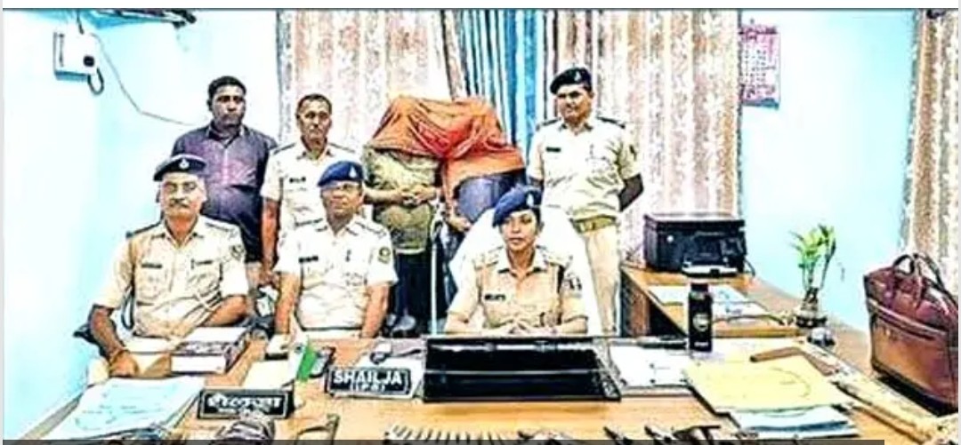 पुलिस गिरफ्त में आरोपी पुलिस गिरफ्त में आरोपी
