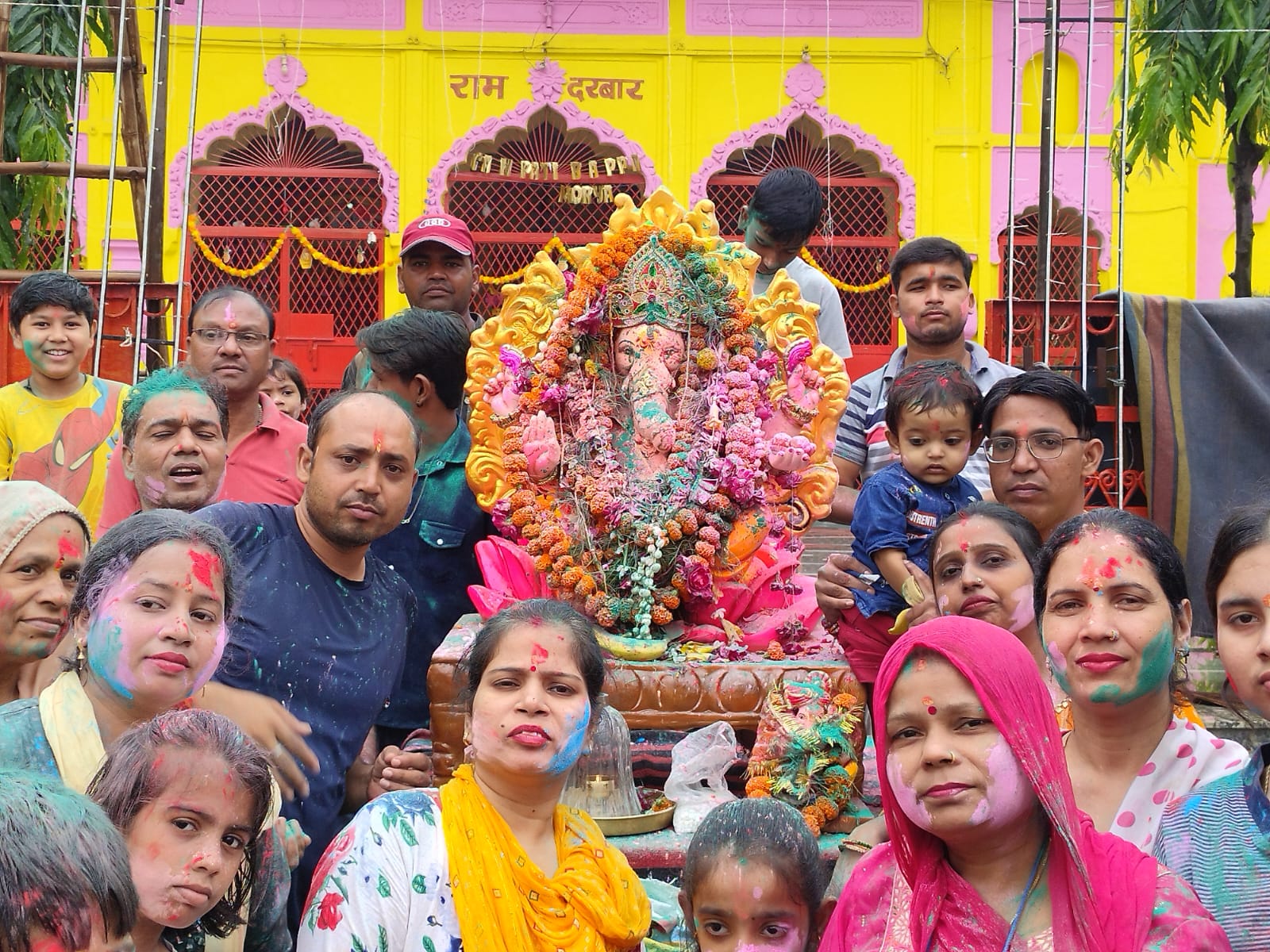 अटल घाट पर गणेश प्रतिमा के साथ श्रद्धालु। अटल घाट पर गणेश प्रतिमा के साथ श्रद्धालु।