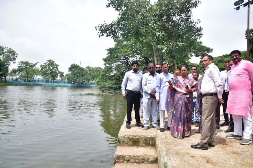 महापौर मालती राय और निगमायुक्त हरेन्द्र नारायन ने देखी गणेश प्रतिमाओं के विसर्जन की व्यवस्थाएं महापौर मालती राय और निगमायुक्त हरेन्द्र नारायन ने देखी गणेश प्रतिमाओं के विसर्जन की व्यवस्थाएं