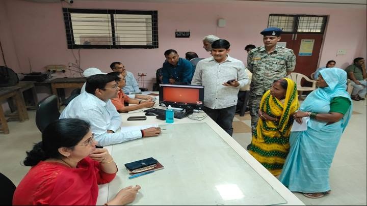 ग्वालियरः कलेक्ट्रेट की जन-सुनवाई में 124 लोगों की समस्याओं की हुई सुनवाई ग्वालियरः कलेक्ट्रेट की जन-सुनवाई में 124 लोगों की समस्याओं की हुई सुनवाई