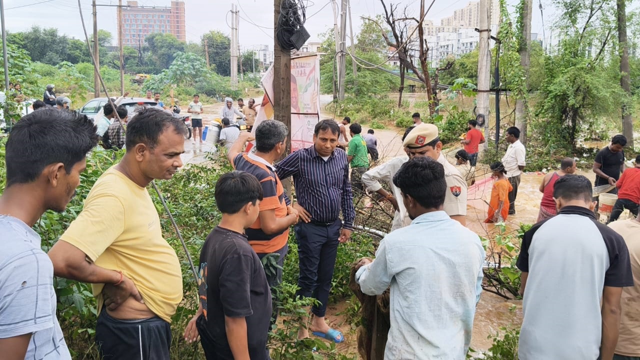 गुरुग्राम में अरावली से चेक डैम टूटने से कादरपुर गांव क्षेत्र में भरे पानी का मुआयना करने पहुंचे एसडीएम संजीव सिंगला। गुरुग्राम में अरावली से चेक डैम टूटने से कादरपुर गांव क्षेत्र में भरे पानी का मुआयना करने पहुंचे एसडीएम संजीव सिंगला।