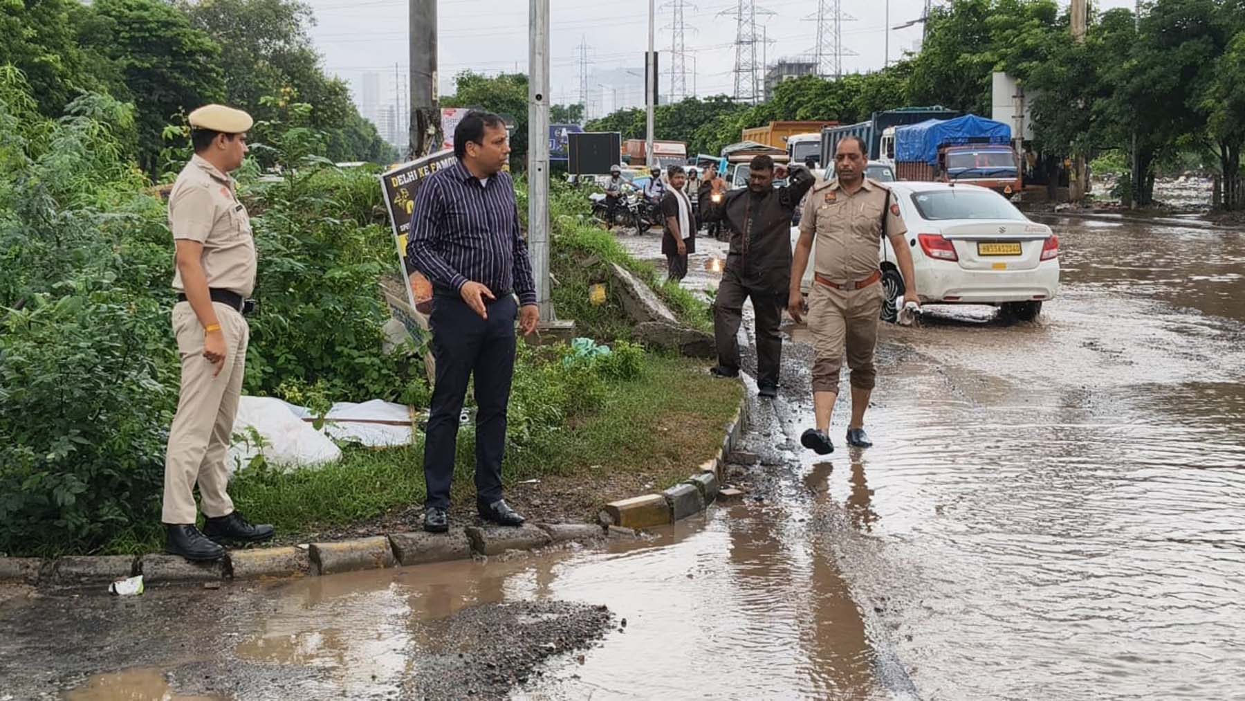 गुरुग्राम में ट्यूलिप चौक पर यातायात व्यवस्था का जायजा लेते एसडीएम संजीव सिंगला। गुरुग्राम में ट्यूलिप चौक पर यातायात व्यवस्था का जायजा लेते एसडीएम संजीव सिंगला।