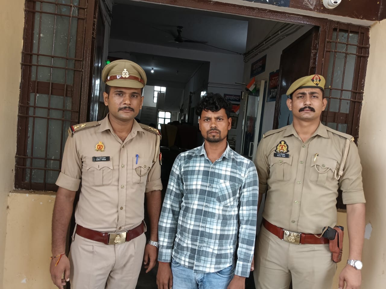 सोशल मीडिया पर आपत्तिजनक टिप्पणी करने वाले युवक को गिरफ्तार कर ले जाती सिरौली पुलिस। सोशल मीडिया पर आपत्तिजनक टिप्पणी करने वाले युवक को गिरफ्तार कर ले जाती सिरौली पुलिस।