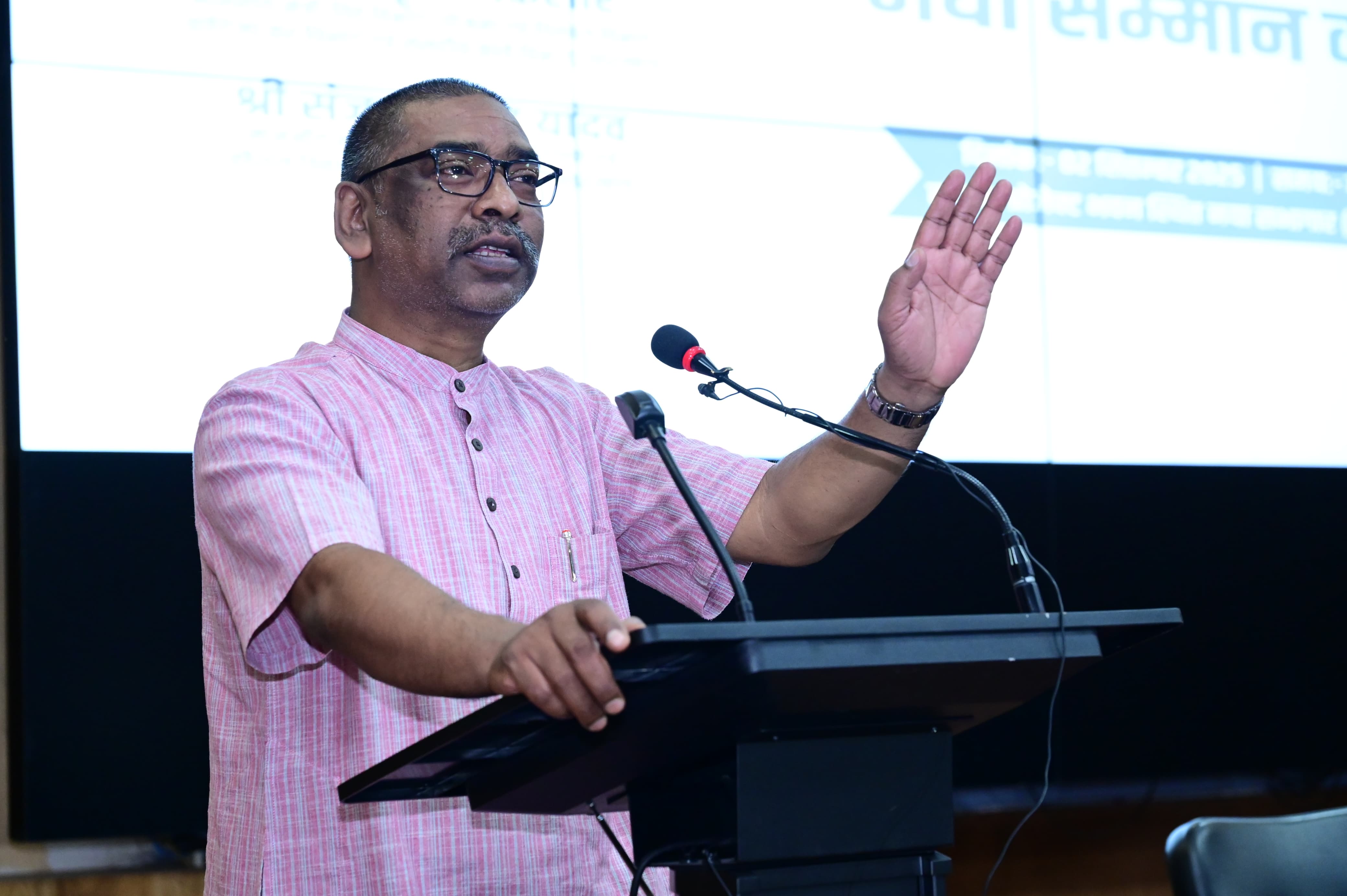 मुख्यमंत्री कार्यक्रम को संबोधित करते हुए मुख्यमंत्री कार्यक्रम को संबोधित करते हुए
