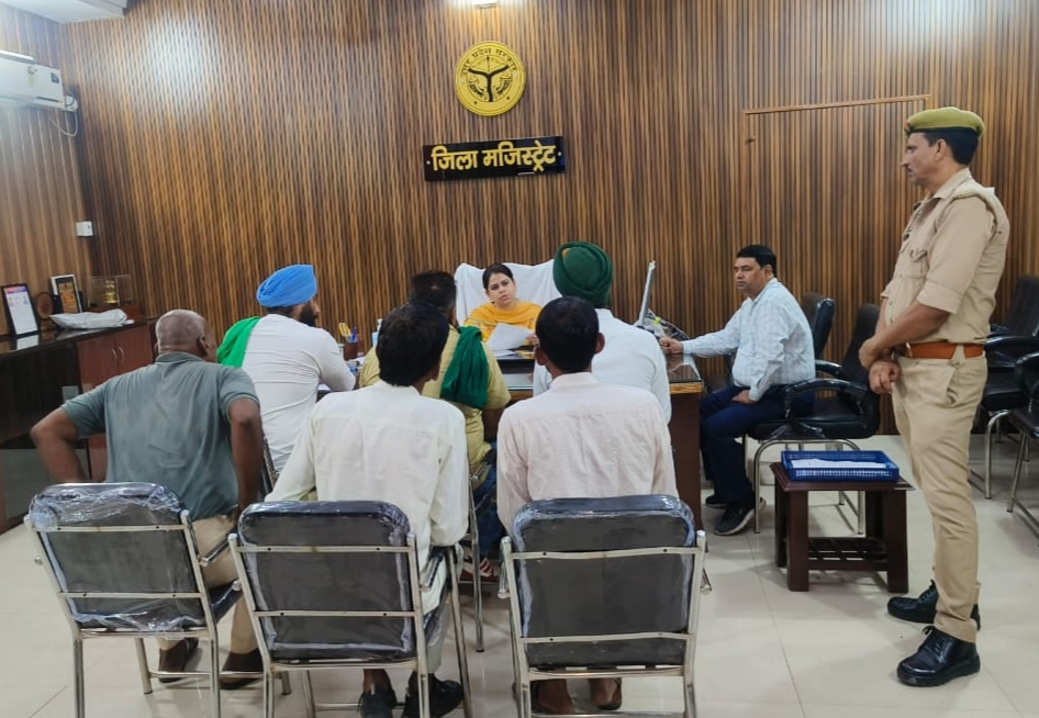 डीएम से वार्ता करते हुए भाकियू प्रतिनिधिमंडल डीएम से वार्ता करते हुए भाकियू प्रतिनिधिमंडल