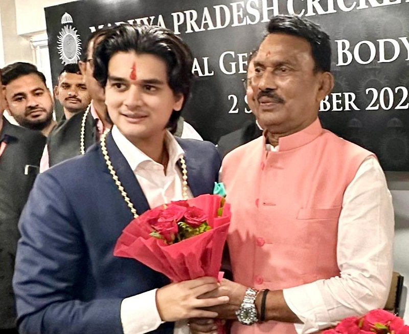 मप्रः मंत्री तुलसीराम सिलावट ने महाआर्यमन सिंधिया को एमपीसीए अध्यक्ष बनने पर दी बधाई मप्रः मंत्री तुलसीराम सिलावट ने महाआर्यमन सिंधिया को एमपीसीए अध्यक्ष बनने पर दी बधाई
