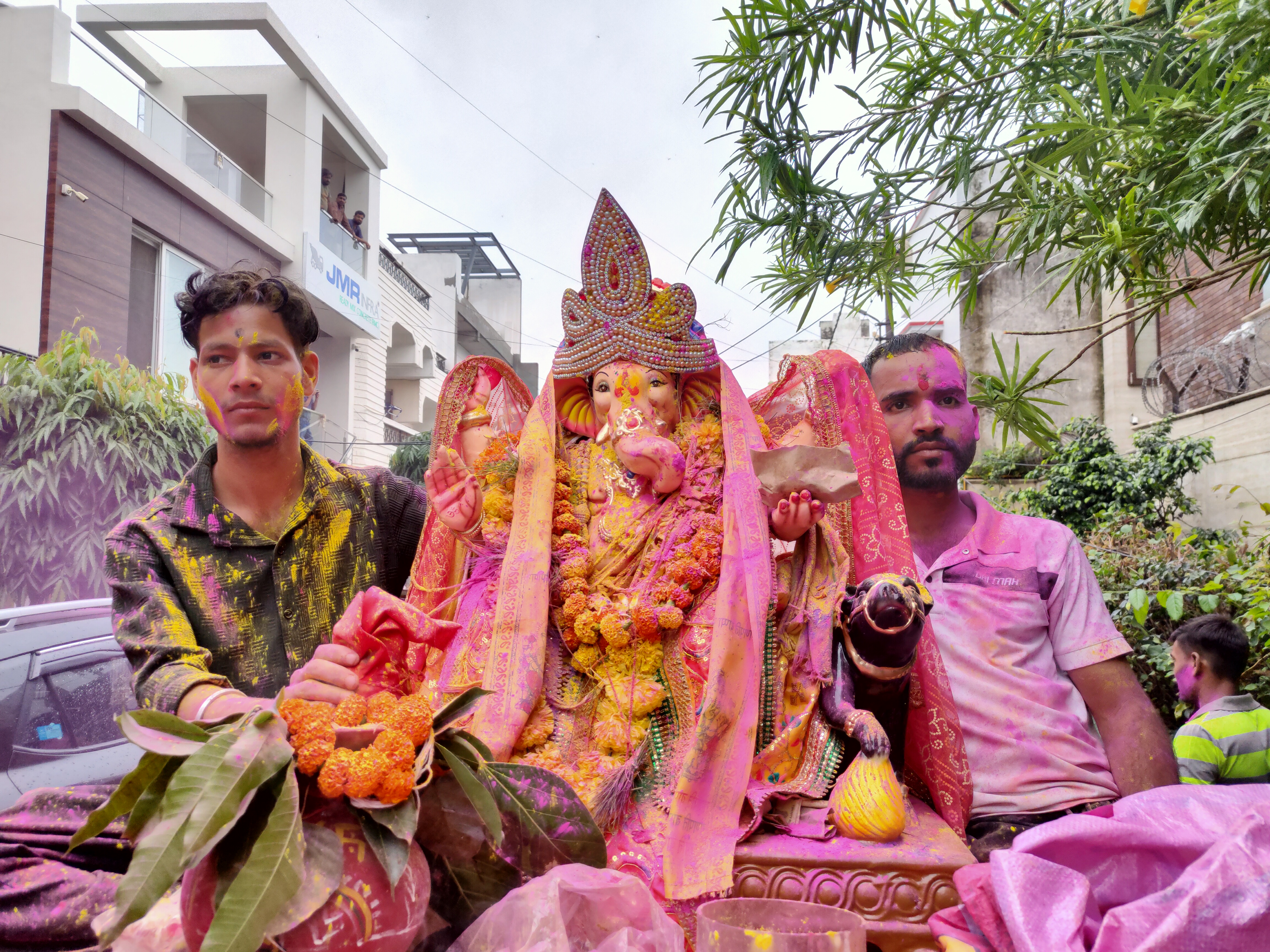 विसर्जन यात्रा में गणेश भगवान की भव्य प्रतिमा। विसर्जन यात्रा में गणेश भगवान की भव्य प्रतिमा।