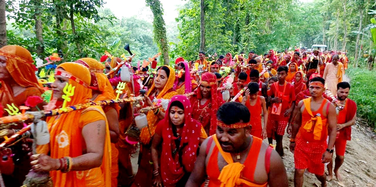 देवापुर से निकला कांवरिया का जत्था देवापुर से निकला कांवरिया का जत्था
