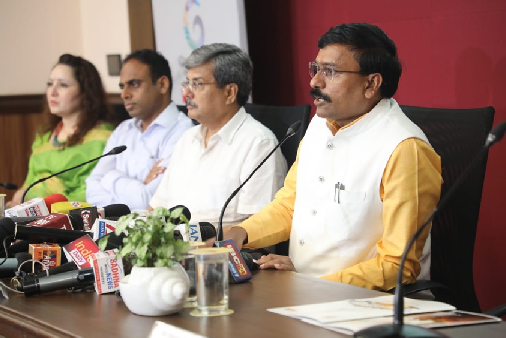 पत्रकारों के बीच जानकारी देते हुए पर्यटन, संस्कृति और धार्मिक न्यास एवं धर्मस्व राज्य मंत्री (स्वतंत्र प्रभार) धर्मेंद्र सिंह लोधी पत्रकारों के बीच जानकारी देते हुए पर्यटन, संस्कृति और धार्मिक न्यास एवं धर्मस्व राज्य मंत्री (स्वतंत्र प्रभार) धर्मेंद्र सिंह लोधी