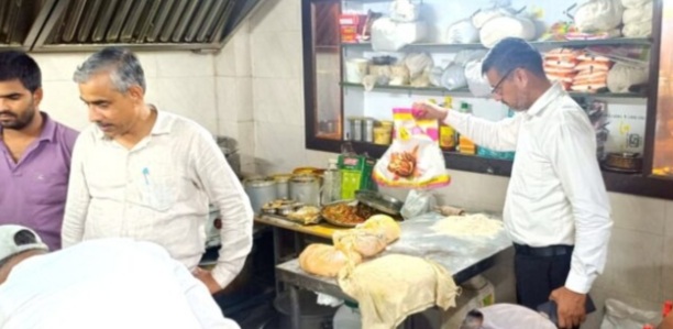 पूर्व में छापेमारी की फोटो पूर्व में छापेमारी की फोटो