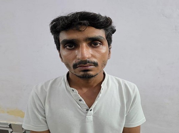 पकड़ा गया 50 हजार का इनामी की फोटो पकड़ा गया 50 हजार का इनामी की फोटो
