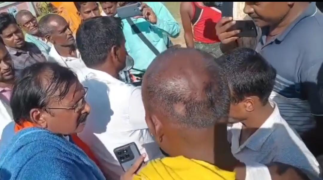 युवक से उलझते विधायक युवक से उलझते विधायक