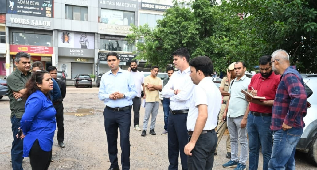 गुरुग्राम में दौरा कनके सफाई व अन्य नागरिक सुविधाओं का जायजा लेते निगमायुक्त। गुरुग्राम में दौरा कनके सफाई व अन्य नागरिक सुविधाओं का जायजा लेते निगमायुक्त।