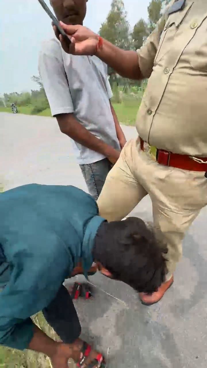 दरोगा के लात मारने वाली फोटो दरोगा के लात मारने वाली फोटो