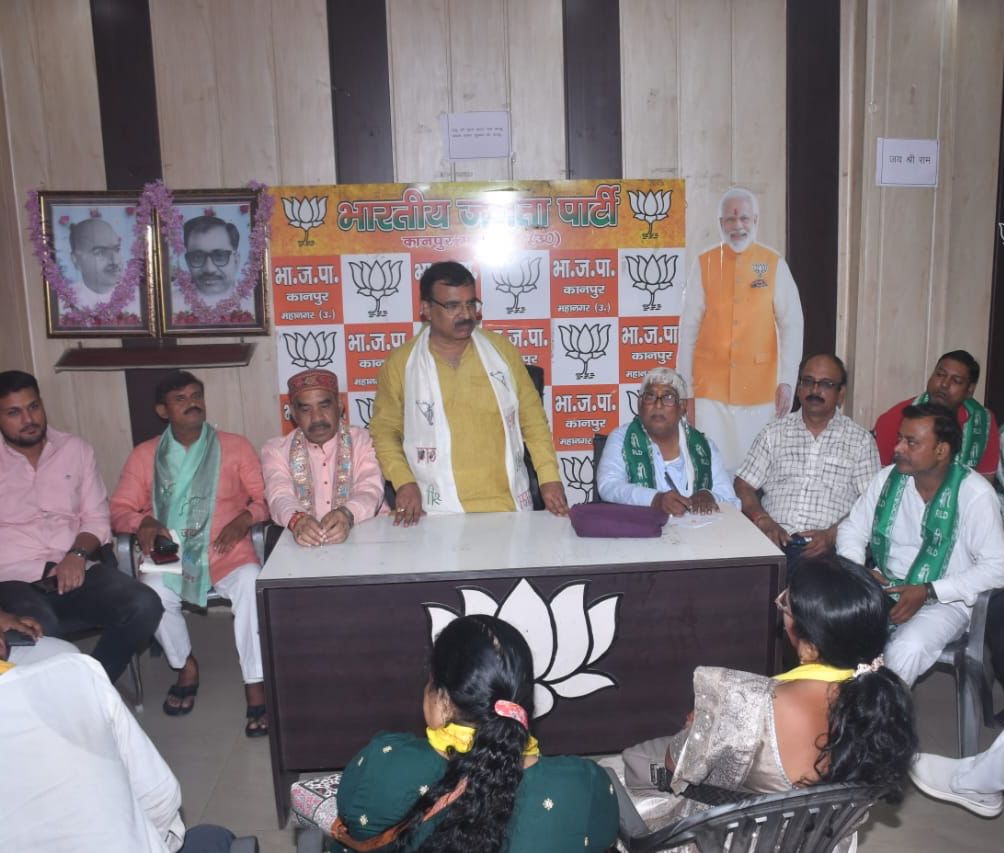 बैठक को संबोधित करते प्रकाश पाल बैठक को संबोधित करते प्रकाश पाल