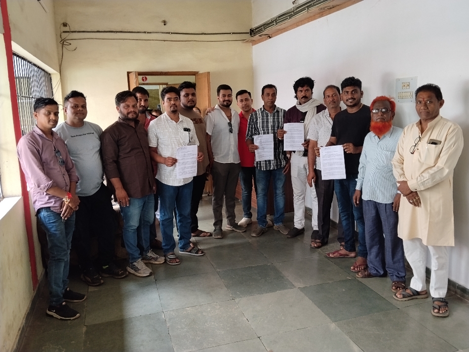 नगर निगम कार्यालय में बस स्टैंड में व्याप्त समस्याओं को दूर करने की मांग करते हुए व्यापारी। नगर निगम कार्यालय में बस स्टैंड में व्याप्त समस्याओं को दूर करने की मांग करते हुए व्यापारी।