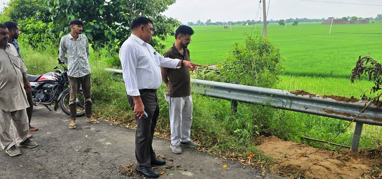 घग्गर नदी का निरीक्षण करते एसडीएम। घग्गर नदी का निरीक्षण करते एसडीएम।