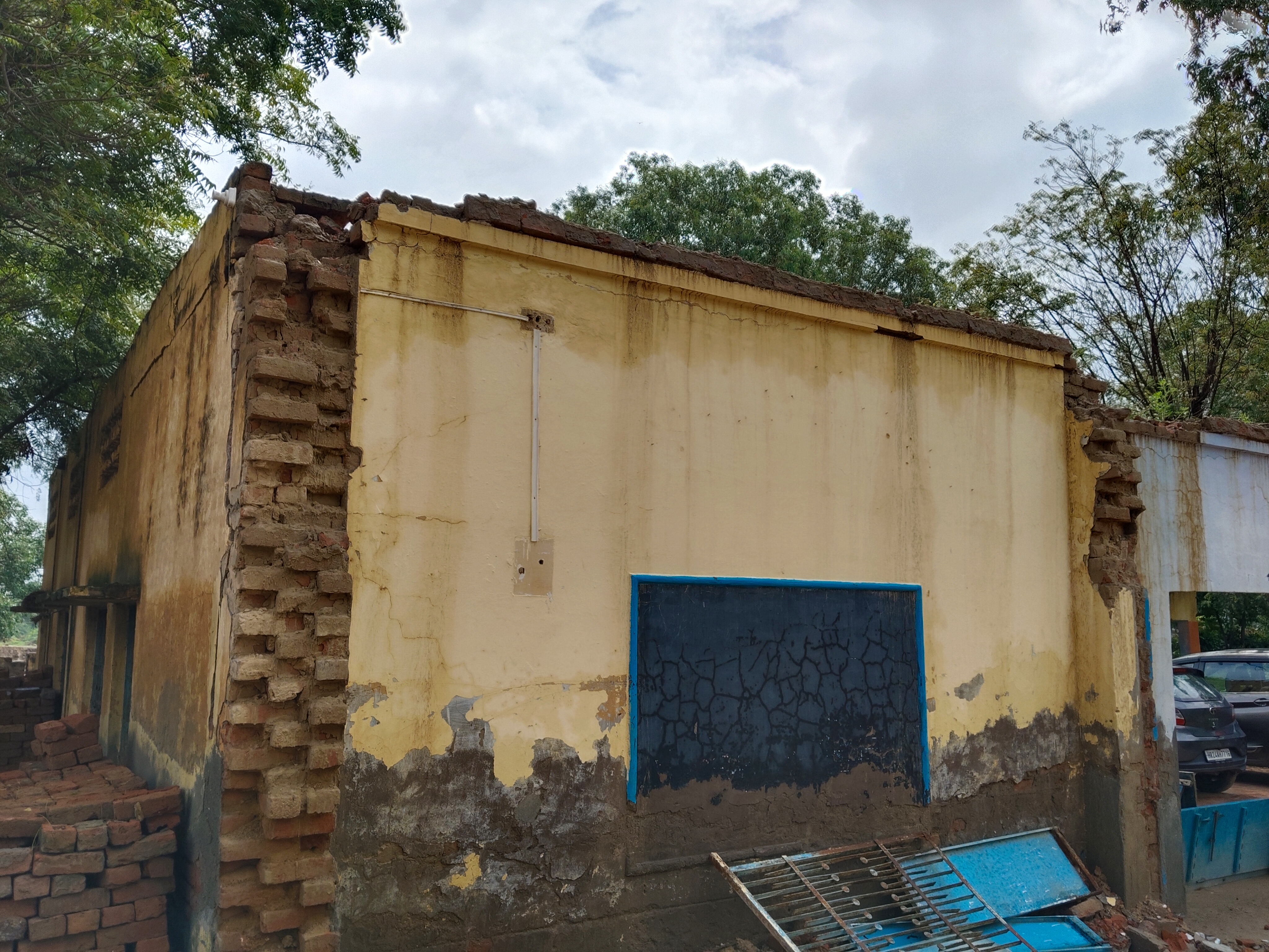 बरसात के कारण स्कूल की गिरी छत। बरसात के कारण स्कूल की गिरी छत।