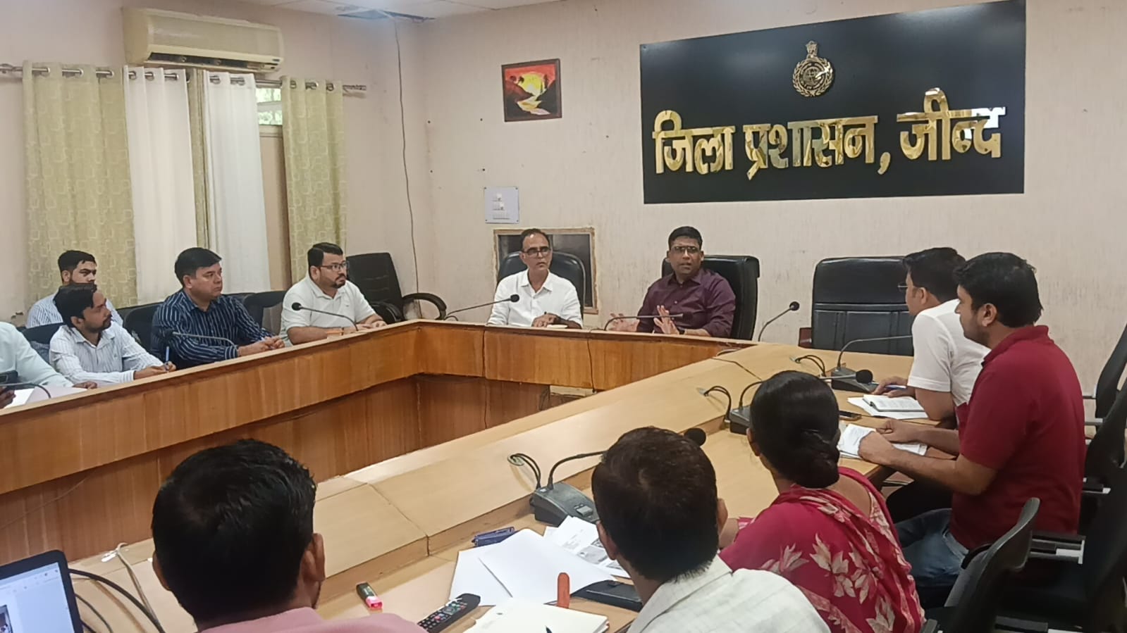 बैठक की अध्यक्षता करते डीसी। बैठक की अध्यक्षता करते डीसी।