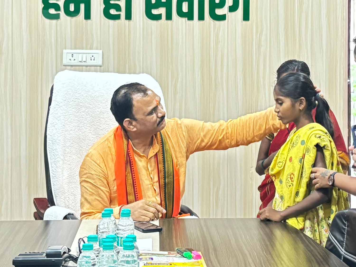 स्वास्थ्य मंत्री जायसवाल मासूम शांभवी गुरला से चर्चा करते स्वास्थ्य मंत्री जायसवाल मासूम शांभवी गुरला से चर्चा करते
