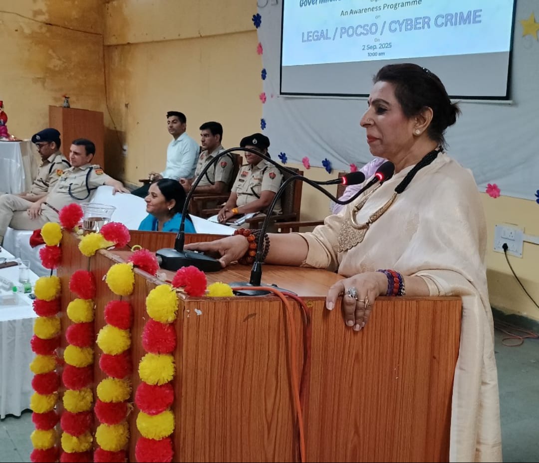 राजकीय महिला महाविद्यालय बहादुरगढ़ मैं छात्राओं को संबोधित करती राज्य महिला आयोग की अध्यक्ष रेणु भाटिया। राजकीय महिला महाविद्यालय बहादुरगढ़ मैं छात्राओं को संबोधित करती राज्य महिला आयोग की अध्यक्ष रेणु भाटिया।