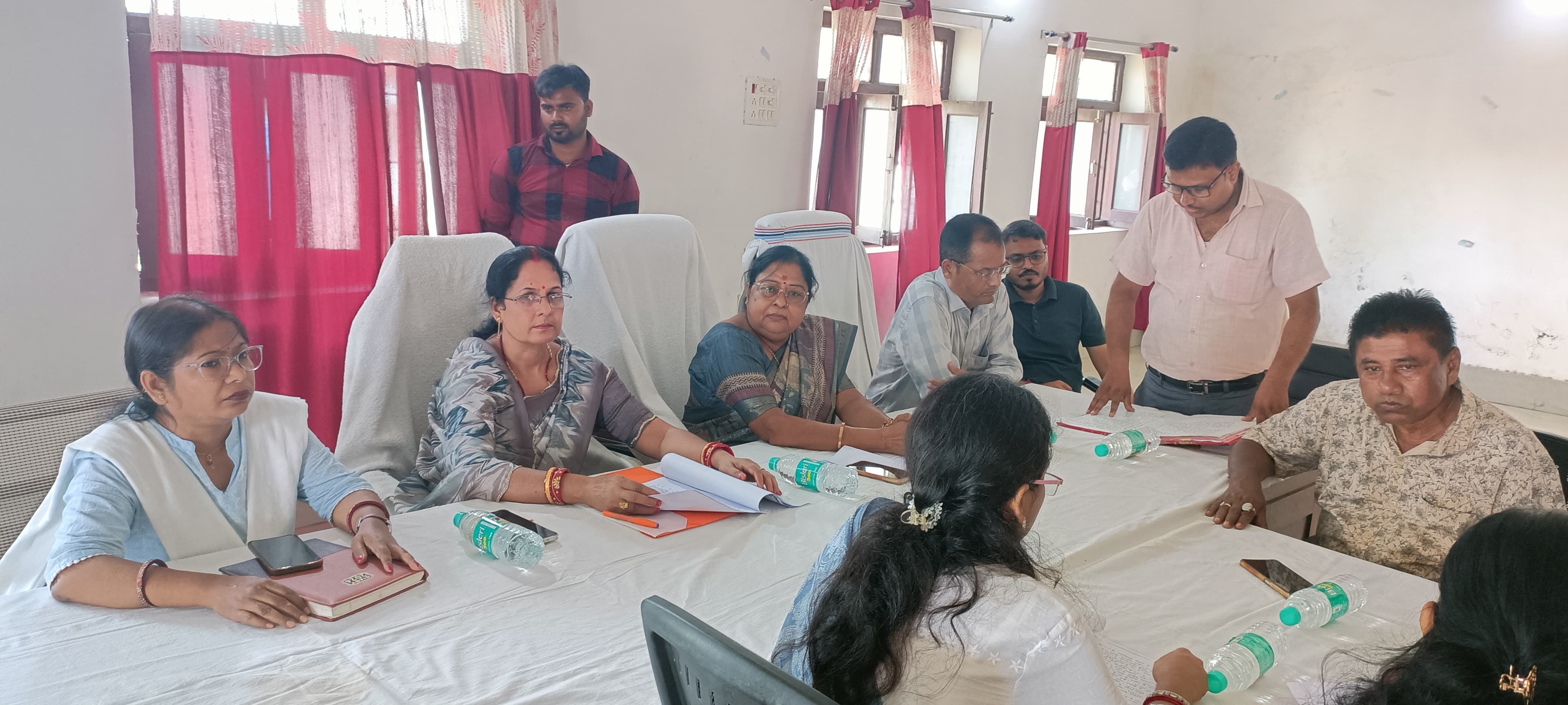 अररिया फोटो:नप के साधारण बोर्ड की बैठक में चेयरमैन और अन्य अररिया फोटो:नप के साधारण बोर्ड की बैठक में चेयरमैन और अन्य