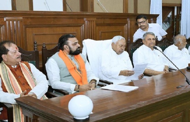 मुख्यमंत्री नीतीश कुमार अपने मंत्रीमंडलीय सहयोगियों के साथ मुख्यमंत्री नीतीश कुमार अपने मंत्रीमंडलीय सहयोगियों के साथ