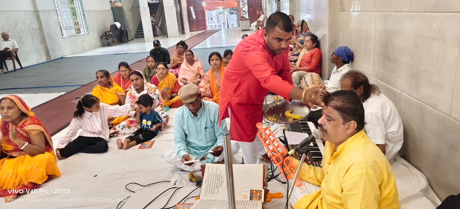 मंदिर परिसर में जुटे श्रद्धालुगण मंदिर परिसर में जुटे श्रद्धालुगण