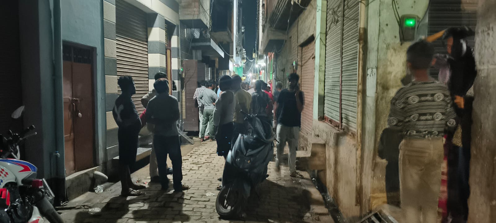 फोटो - घटना स्थल पर पुलिस मौजूद फोटो - घटना स्थल पर पुलिस मौजूद