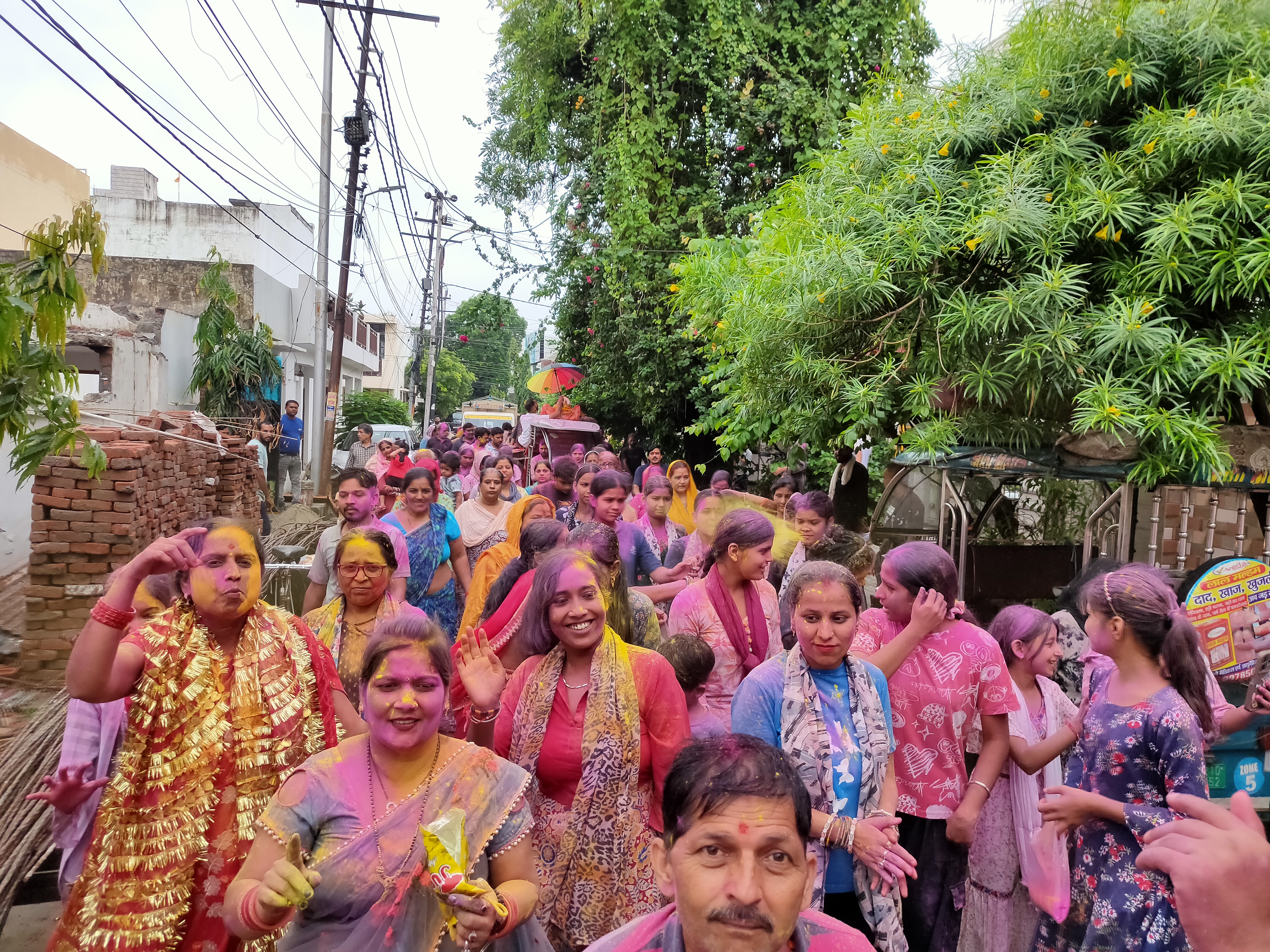 गणेश प्रतिमा की विसर्जन यात्रा में शामिल श्रद्धालु नाचते गाते हुए। गणेश प्रतिमा की विसर्जन यात्रा में शामिल श्रद्धालु नाचते गाते हुए।