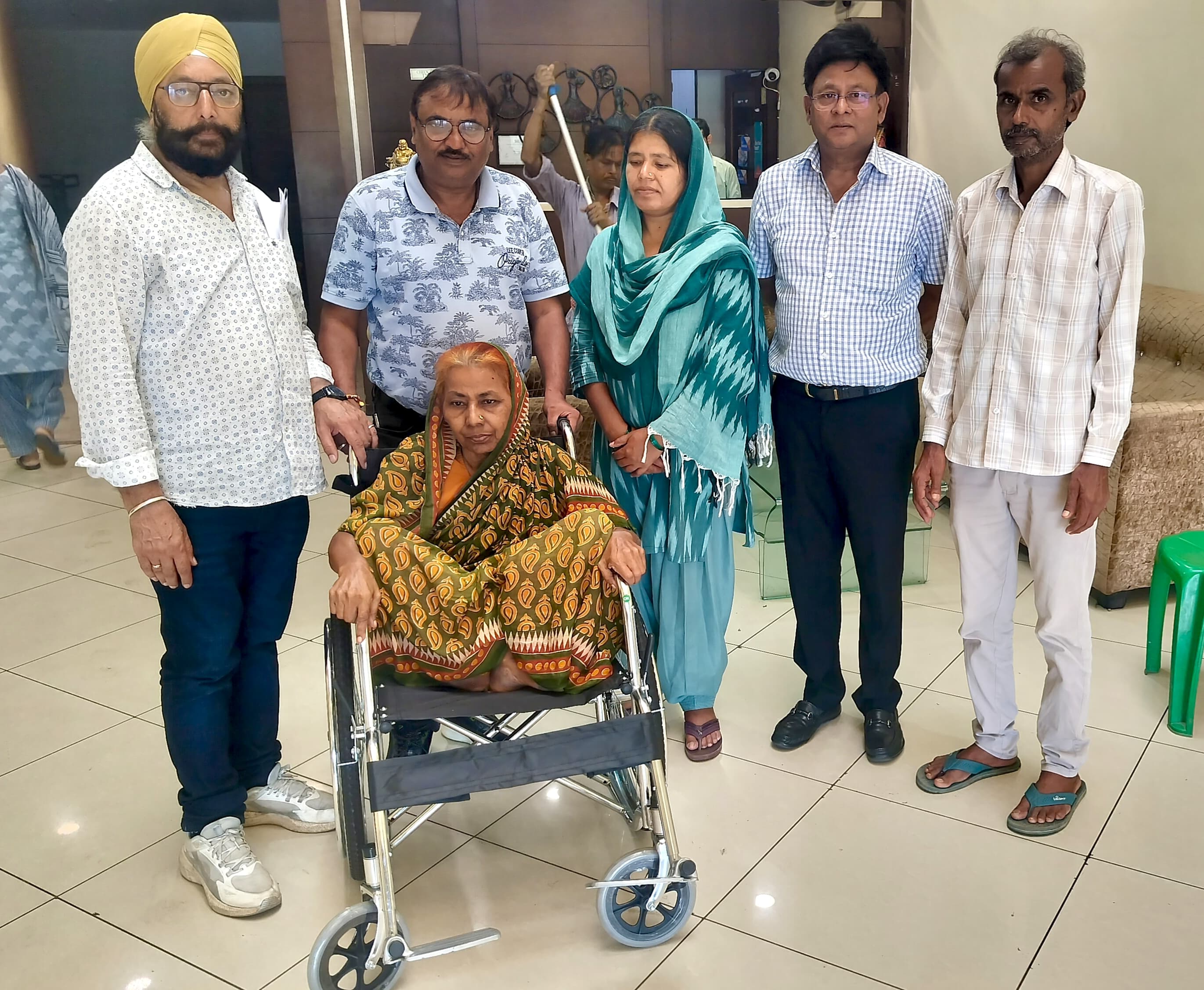 पीड़ित के साथ संस्थान के लोग पीड़ित के साथ संस्थान के लोग