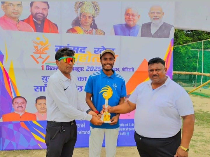 मैन ऑफ द मैच का पुरस्कार लेते खिलाड़ी बादल मैन ऑफ द मैच का पुरस्कार लेते खिलाड़ी बादल