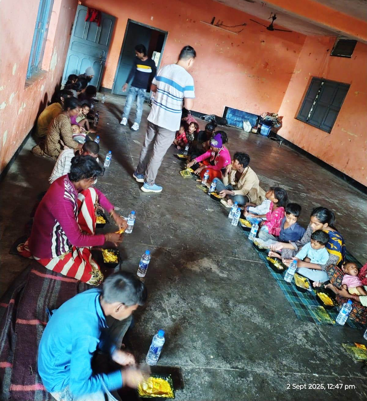 लालकुआं जल भराव के कारणअंबेडकर पार्क में पुर्नवासित लोग भोजन करते लालकुआं जल भराव के कारणअंबेडकर पार्क में पुर्नवासित लोग भोजन करते