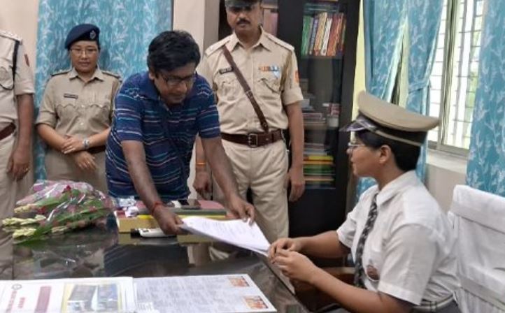 आईसी की कुर्सी पर स्कूली छात्रा आईसी की कुर्सी पर स्कूली छात्रा