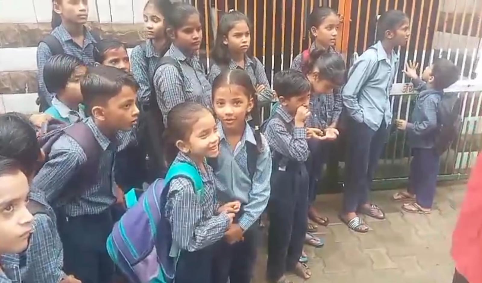 बाहर खड़े बच्चे। बाहर खड़े बच्चे।