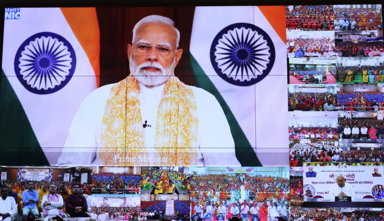 प्रधानमंत्री बिहार की जीविका दीदियों को सम्बोधित करते हुए, साथ में सीएम, डिप्टी सीएम और बिहार के मंत्रीगण प्रधानमंत्री बिहार की जीविका दीदियों को सम्बोधित करते हुए, साथ में सीएम, डिप्टी सीएम और बिहार के मंत्रीगण