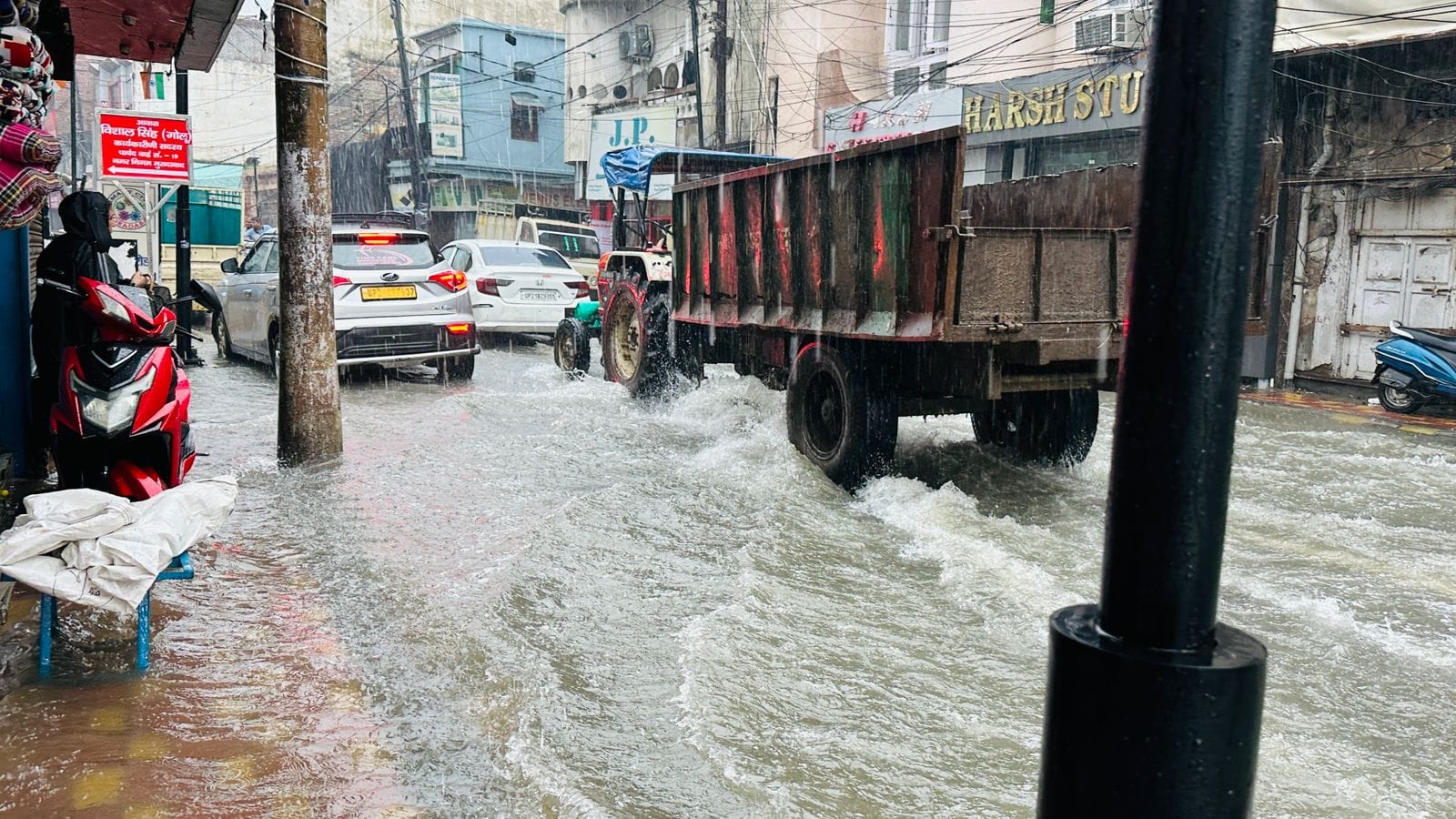 कोर्ट रोड पर जलभराव के बीच गुजरते वाहन। कोर्ट रोड पर जलभराव के बीच गुजरते वाहन।