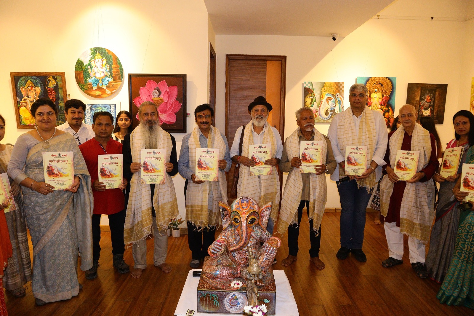 प्रो. हर्षवर्धन शर्मा, चित्रकार धर्मेंद्र राठौर, वरिष्ठ कलाकार सर्वश्री राजेश शर्मा, वेद प्रकाश। प्रो. हर्षवर्धन शर्मा, चित्रकार धर्मेंद्र राठौर, वरिष्ठ कलाकार सर्वश्री राजेश शर्मा, वेद प्रकाश।