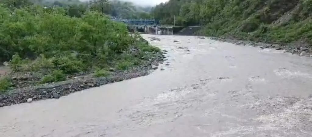 बैराज खोलने के बाद उफनती गौला नदी बैराज खोलने के बाद उफनती गौला नदी