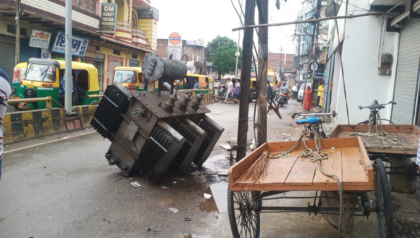 सड़क पर गिरा ट्रांसफार्मर सड़क पर गिरा ट्रांसफार्मर