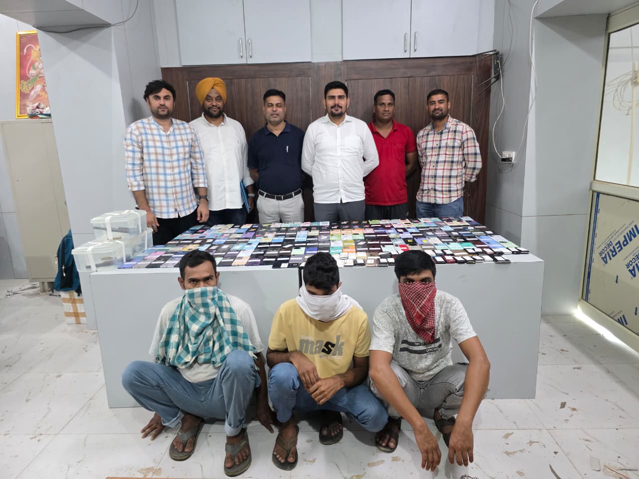 मोबाइल तस्करी में पकड़े गए आरोपितों की फोटो