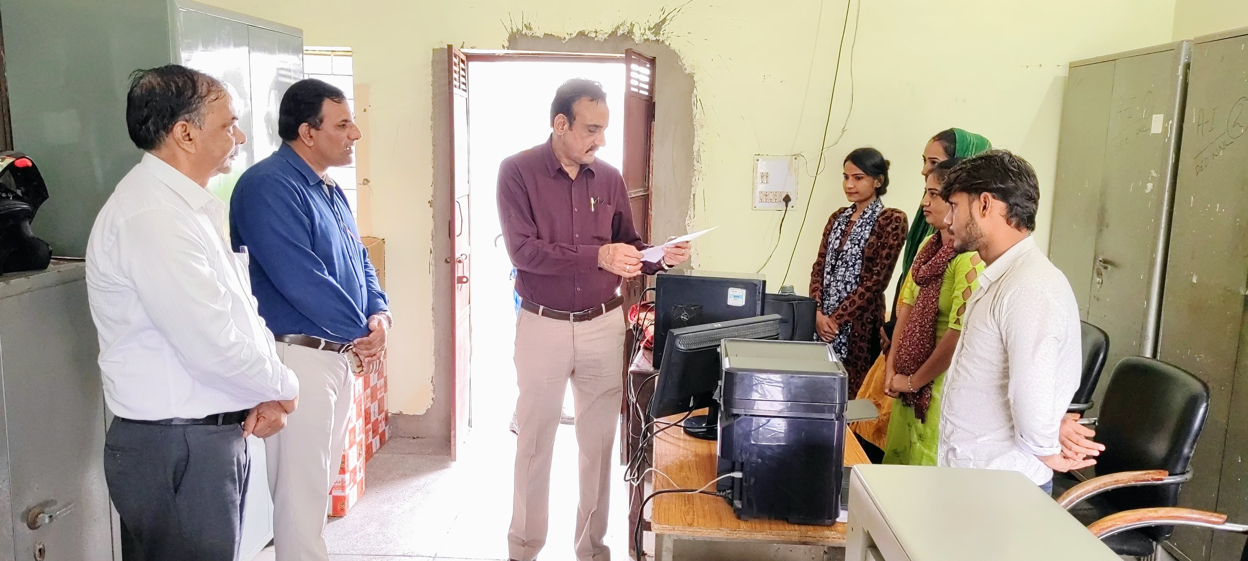 जिला शिक्षा अधिकारी कार्यालय का निरीक्षण करते उपायुक्त कैप्टन मनोज कुमार।