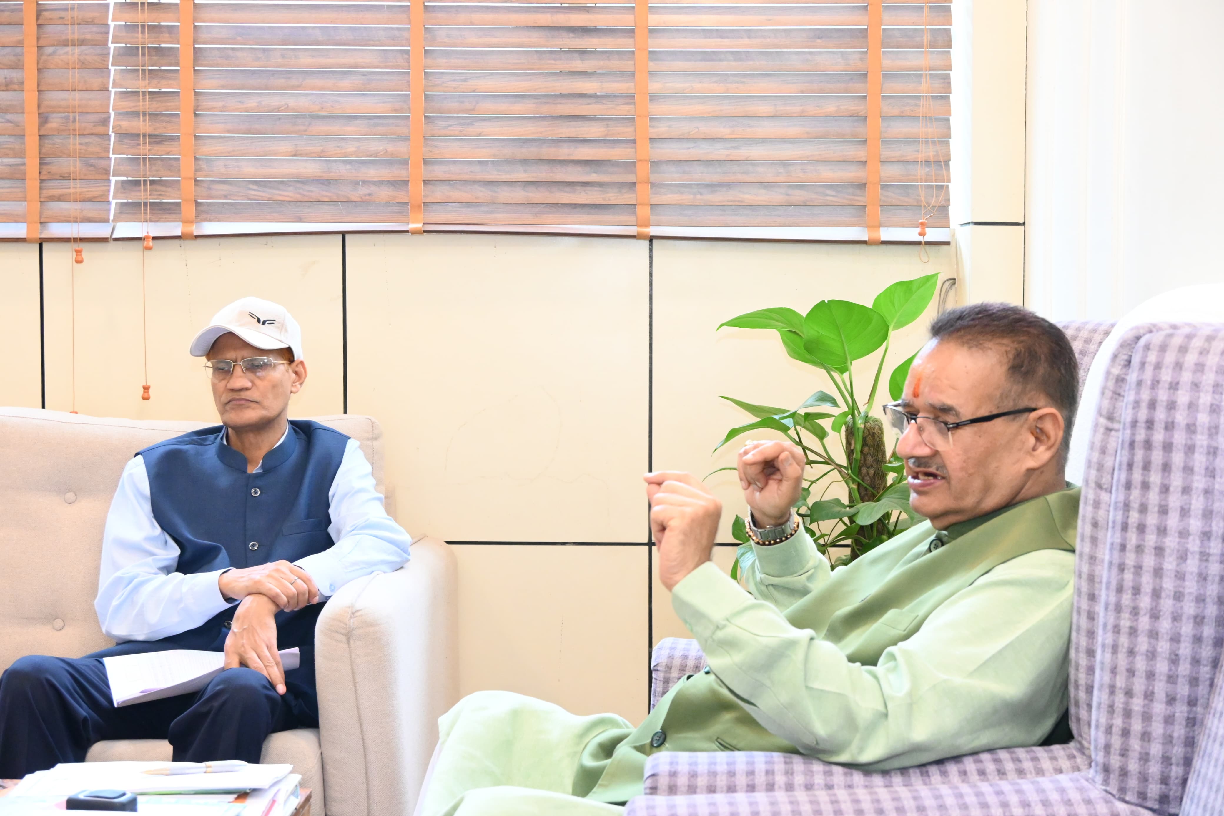 अधिकारियों के साथ चर्चा करते गणेश जोशी।