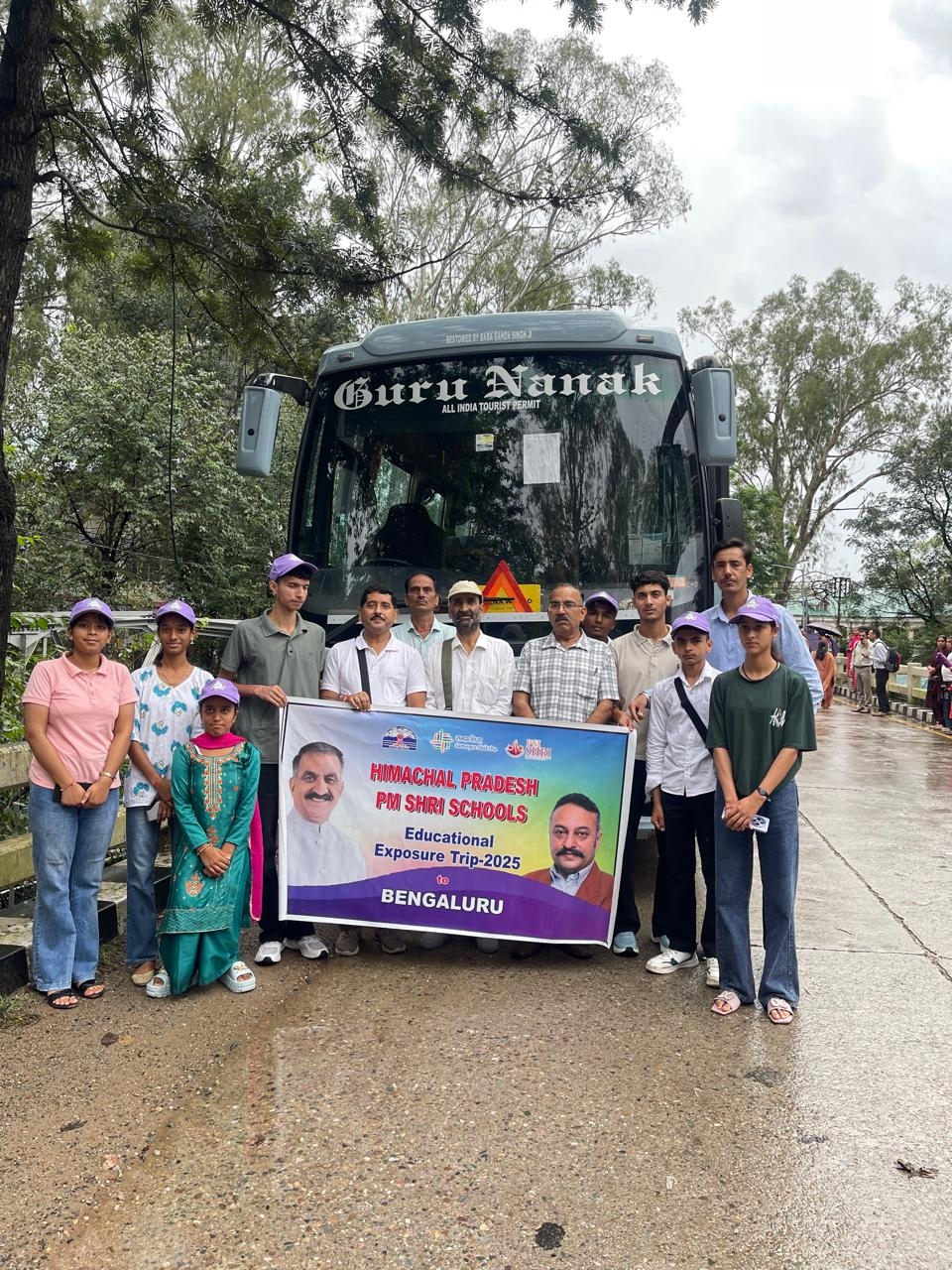निजी वोल्वो बस में जाते हुए स्कूली बच्चे। निजी वोल्वो बस में जाते हुए स्कूली बच्चे।