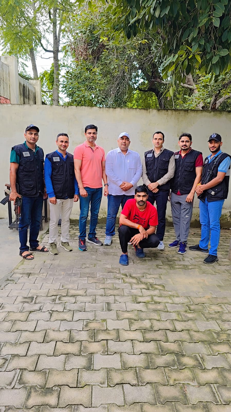पुलिस गिरफ्त में आरोपित। पुलिस गिरफ्त में आरोपित।