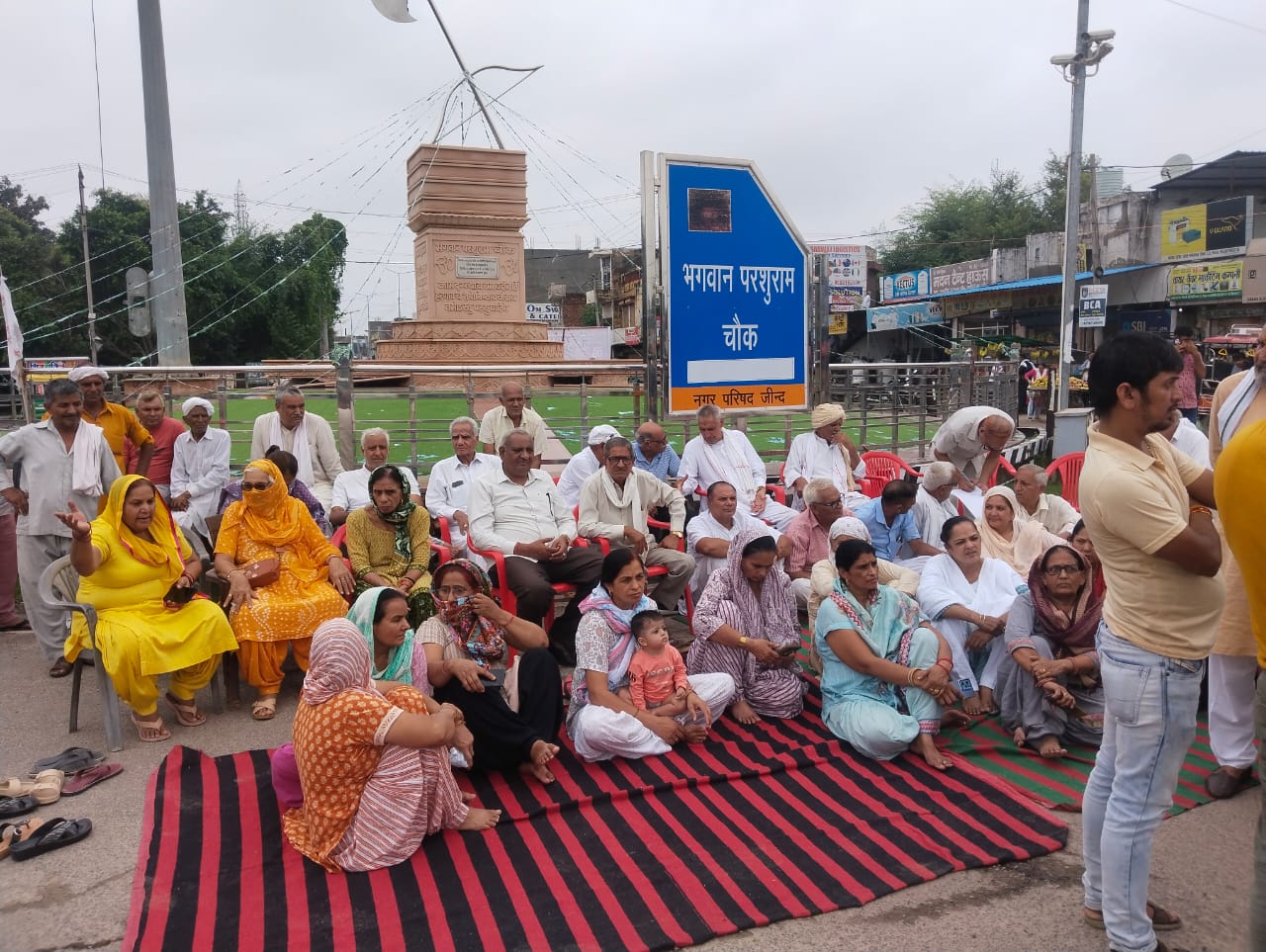 धरना देते हुए कालोनीवासी। धरना देते हुए कालोनीवासी।
