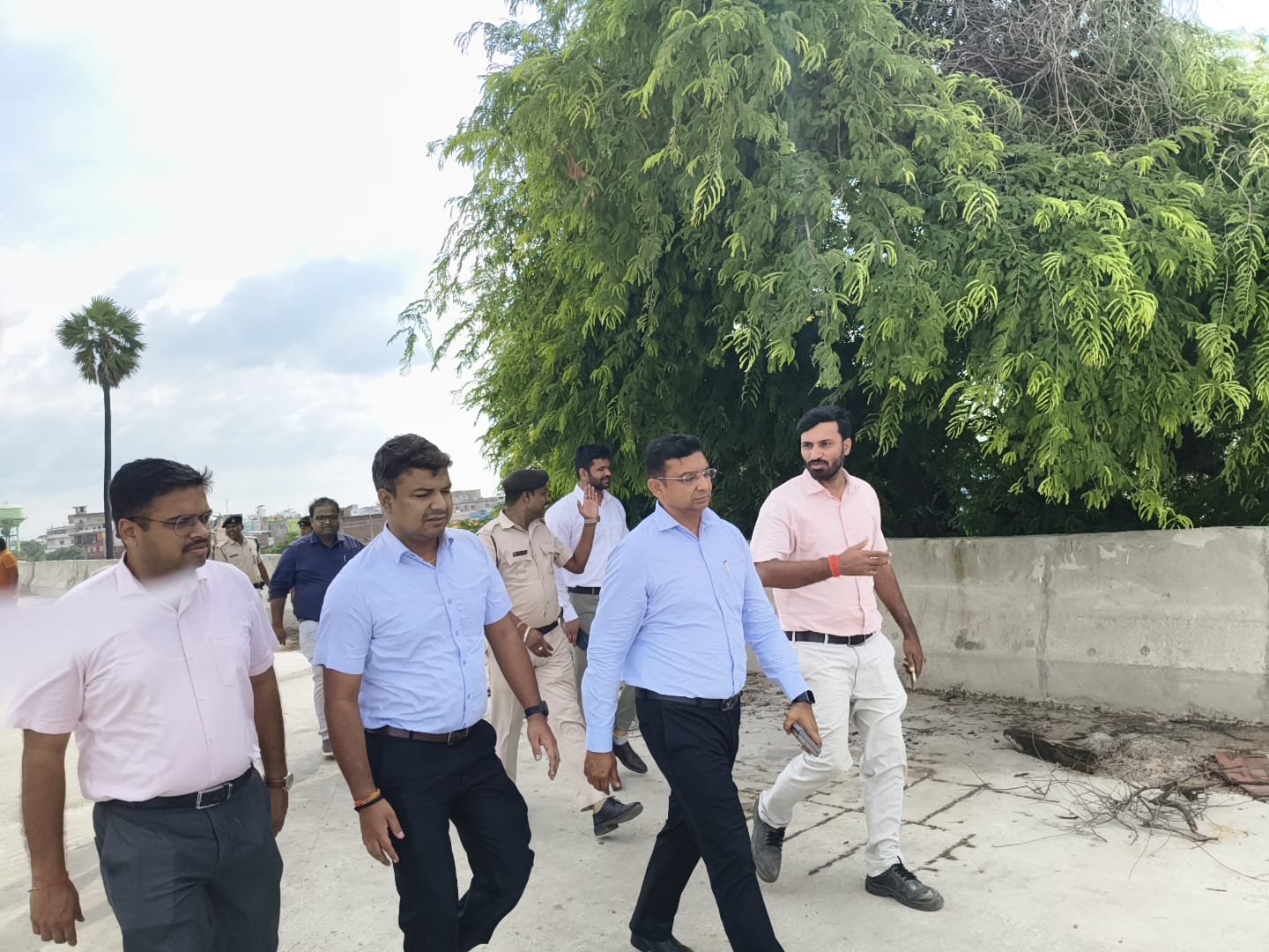फ्लाईओवर निर्माण का जायजा लेते डीएम
